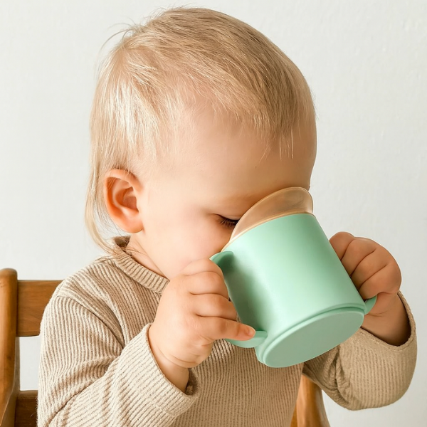 Kind met BPA-vrije drinkbeker voor peuters – veilig en gemakkelijk vast te houden